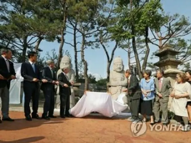 博物館で行われた石造遺物の除幕式＝２日、ソウル（聯合ニュース）