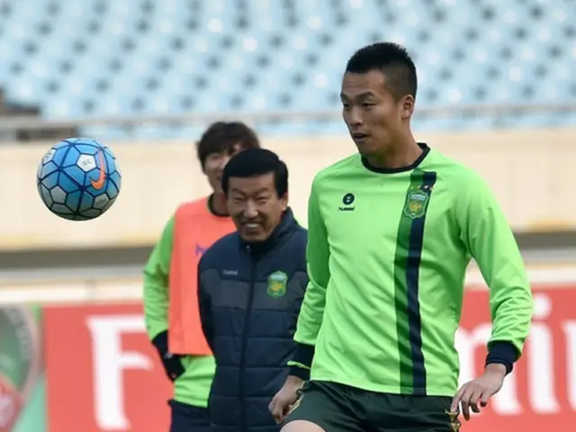 ＜サッカー＞韓国代表キム・シンウク、”師匠”チェ・ガンヒ監督率いる上海申花移籍か