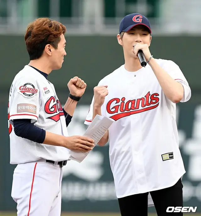 韓国歌手カン・ダニエルが、故郷の釜山（プサン）をホームとするプロ野球チームのロッテ・ジャイアンツのユニフォームを着て始球式をおこなった。（提供:OSEN）