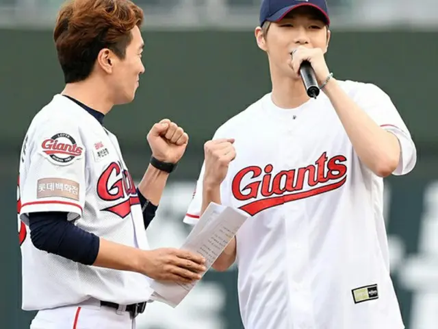 韓国歌手カン・ダニエルが、故郷の釜山（プサン）をホームとするプロ野球チームのロッテ・ジャイアンツのユニフォームを着て始球式をおこなった。（提供:OSEN）