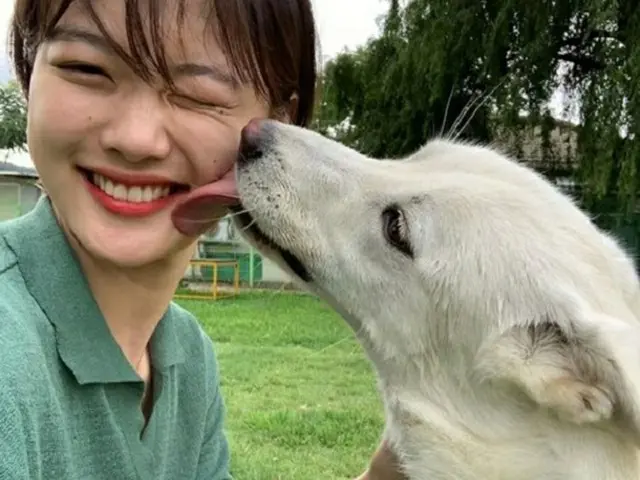 女優キム・ユジョンが、愛犬と過ごす様子を公開した。（提供:OSEN）