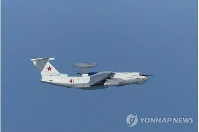 日本の航空自衛隊が撮影した独島付近を飛行するロシアのＡ５０早期警戒管制機＝（ロイター＝聯合ニュース）