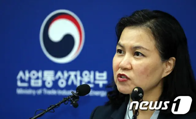 韓国のユ・ミョンヒ通商交渉本部長が29日、日本の韓国への輸出規制について「両国間の緊密な経済協力関係を政治問題解決の道具として利用した非常に危険な先例」と批判した。