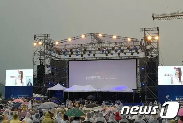 韓国忠清北道・堤川の夏を映画と音楽の祝祭で彩る第15回堤川国際音楽映画祭の開幕式が8日午後7時、青風湖畔ステージで開かれた。（提供:news1）