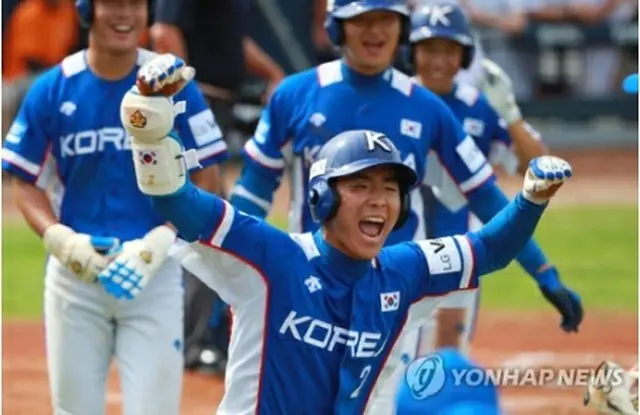 九回表に逆転ツーランを放ったイ・ジュヒョン内野手＝８日、釜山（聯合ニュース）