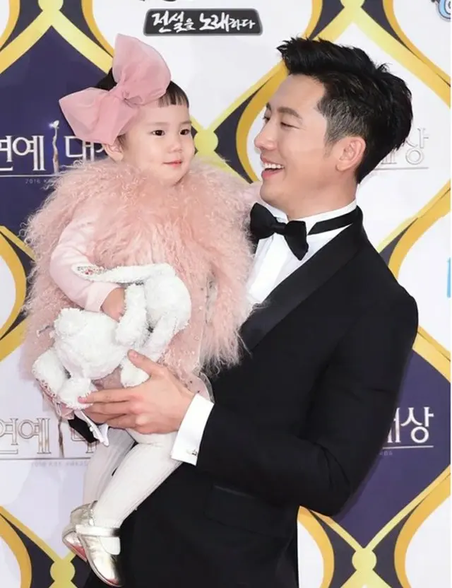 韓国俳優キ・テヨンが、5歳(韓国の年/数え年)の娘ロヒちゃんに口で勝てない逸話を明かし笑いを誘った。（写真提供:OSEN）