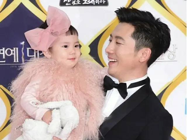 韓国俳優キ・テヨンが、5歳(韓国の年/数え年)の娘ロヒちゃんに口で勝てない逸話を明かし笑いを誘った。（写真提供:OSEN）