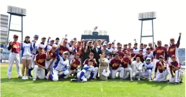 芸能人野球大会に参加する韓国代表チーム（韓国芸能人野球協会提供）＝（聯合ニュース）≪転載・転用禁止≫