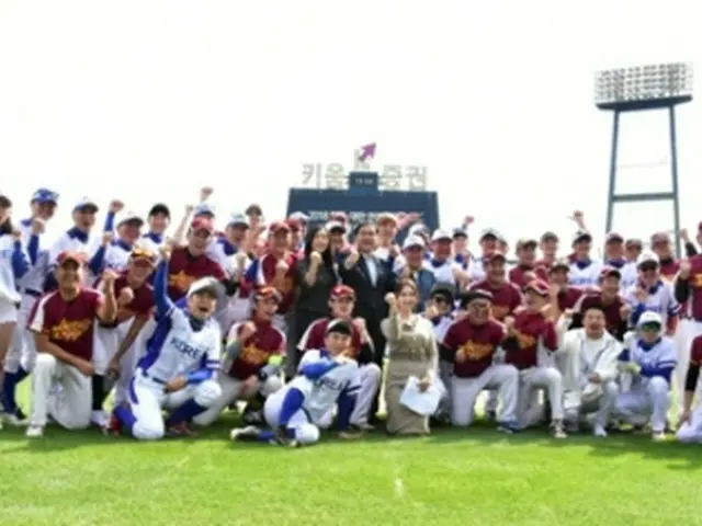 芸能人野球大会に参加する韓国代表チーム（韓国芸能人野球協会提供）＝（聯合ニュース）≪転載・転用禁止≫