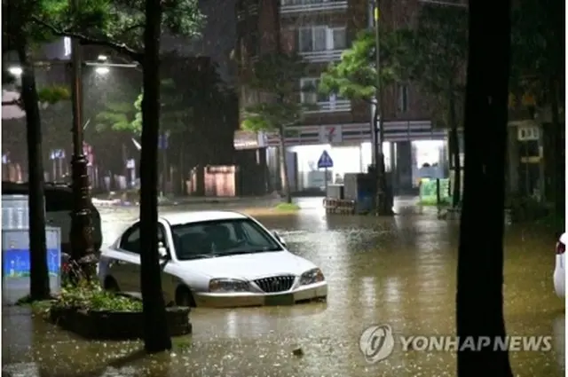 大雨で冠水した江原道三陟市内の道路＝3日、三陟（聯合ニュース）