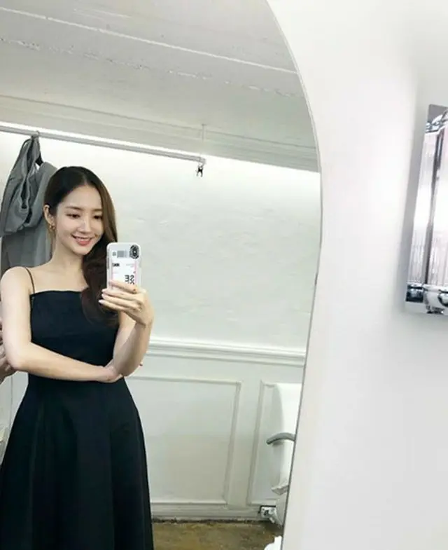 韓国女優パク・ミニョンが、美しいドレス姿の近況を公開して話題になっている。（写真提供:OSEN）