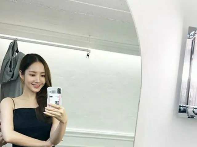 韓国女優パク・ミニョンが、美しいドレス姿の近況を公開して話題になっている。（写真提供:OSEN）