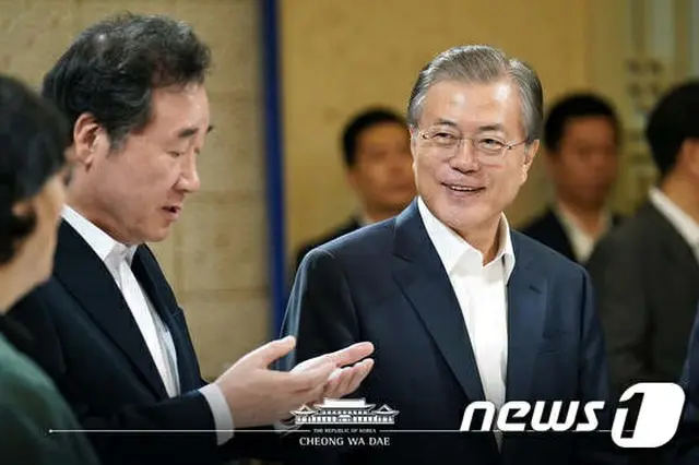 去る8日、韓国大統領府で文在寅（ムン・ジェイン）大統領とイ首相が対話をしている（提供:news1）