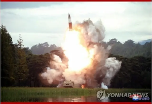 北朝鮮が８月に実施した「新兵器」の試射の模様＝（聯合ニュース）≪転載・転用禁止≫