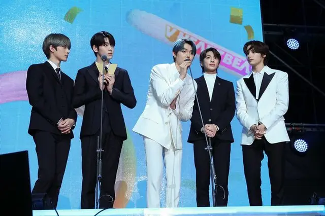 「TXT」が「2019 VLIVE AWARDS V HEARTBEAT」で「グローバルルーキー」賞を受賞した。（提供:OSEN）