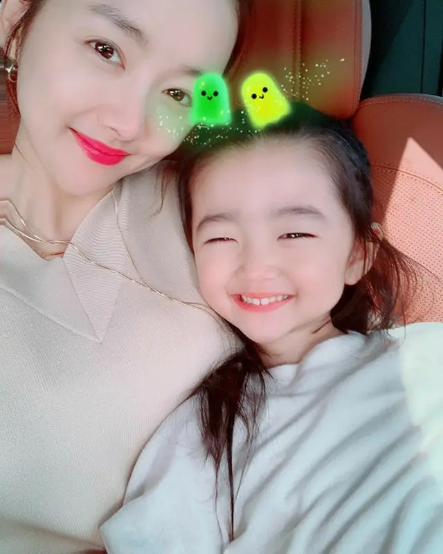 韓国女優ソ・イヒョンが、娘ハウンちゃんとのかわいらしい写真を公開して話題になっている。 （写真提供:OSEN）