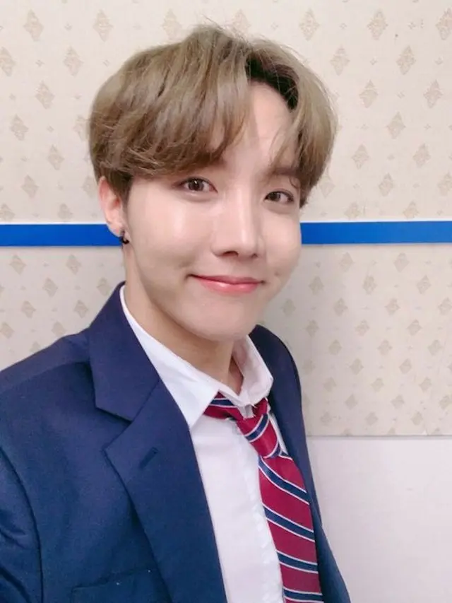 J-HOPE（防弾少年団）、明るい微笑みでSNSから近況報告、持ち前の和やかさでファンの心を温める（提供:OSEN）