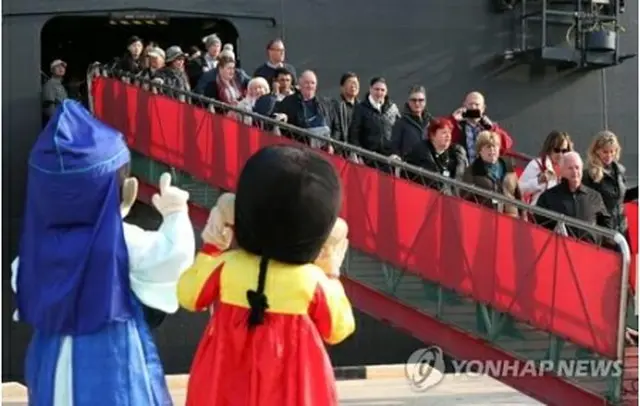 韓国・仁川港に到着したクルーズ船から下りる観光客（資料写真）＝（聯合ニュース）