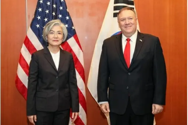 米パロアルトで14日に会談した康外交部長官（左）とポンペオ国務長官（韓国外交部提供）＝（聯合ニュース）≪転載・転用禁止≫