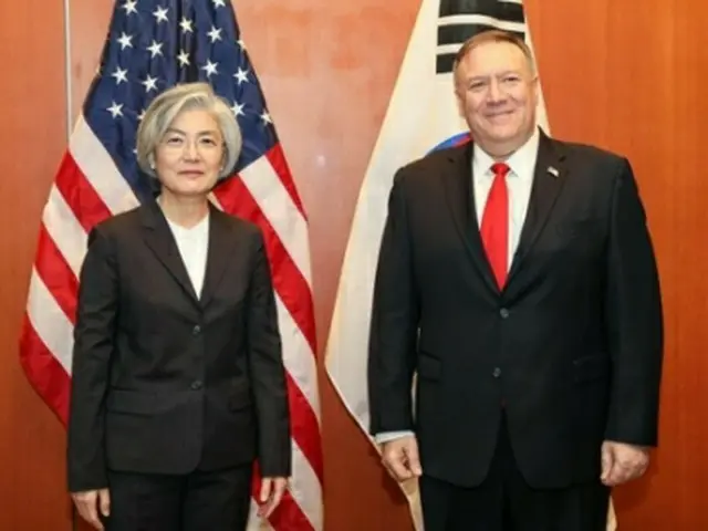 米パロアルトで14日に会談した康外交部長官（左）とポンペオ国務長官（韓国外交部提供）＝（聯合ニュース）≪転載・転用禁止≫