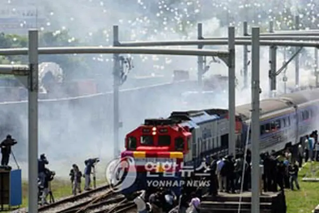 ムン山駅を出発する列車＝17日、ムン山（聯合）