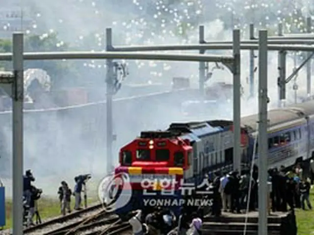 ムン山駅を出発する列車＝17日、ムン山（聯合）