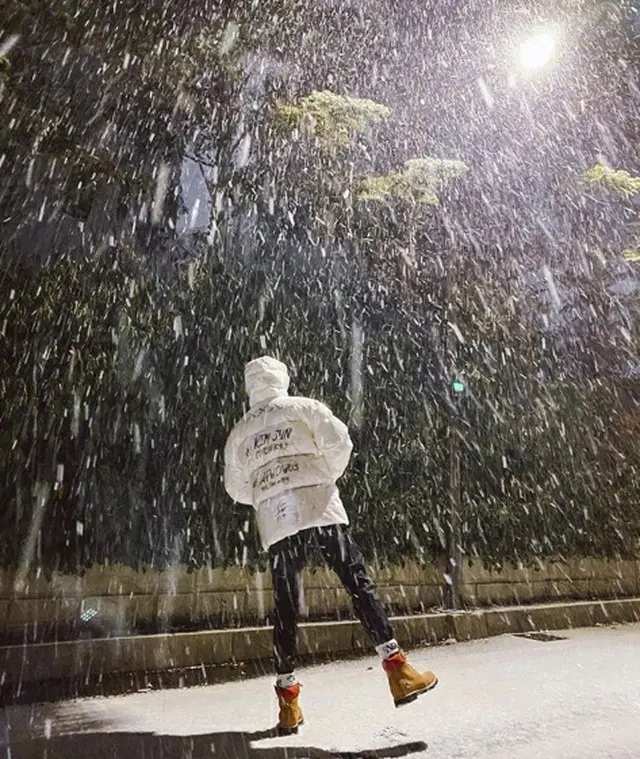 SUHO（EXO）、雪を全身で感じて冬満喫（画像:OSEN）