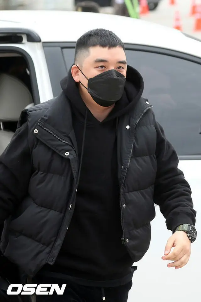 V.I（元BIGBANG）、マスクしたまま静かに入隊＝取材陣の問いかけには答えず（提供:OSEN）