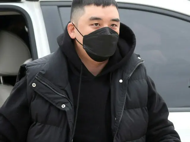 V.I（元BIGBANG）、マスクしたまま静かに入隊＝取材陣の問いかけには答えず（提供:OSEN）