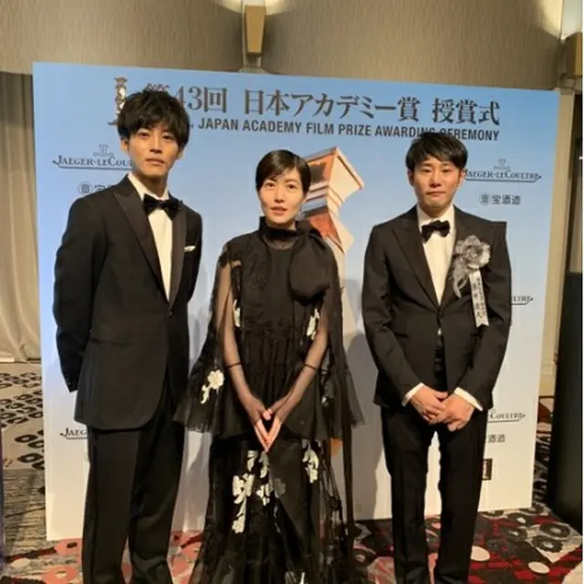 「新聞記者」に主演した松坂桃李（左から）とシム・ウンギョン、藤井道人監督（日本アカデミー賞授賞式のツイッターから）＝（聯合ニュース）≪転載・転用禁止≫