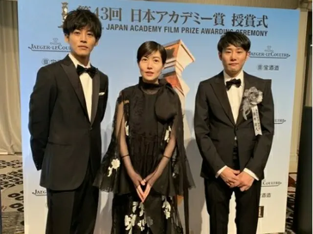 「新聞記者」に主演した松坂桃李（左から）とシム・ウンギョン、藤井道人監督（日本アカデミー賞授賞式のツイッターから）＝（聯合ニュース）≪転載・転用禁止≫