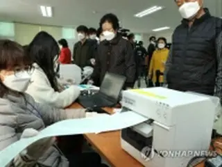 韓国総選挙の期日前投票初日　各地で有権者の列＝比例代表には当惑も