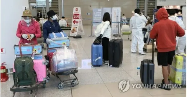 仁川国際空港から韓国に入国し、バスを待つ人々（資料写真）＝（聯合ニュース）