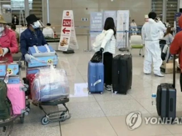 仁川国際空港から韓国に入国し、バスを待つ人々（資料写真）＝（聯合ニュース）