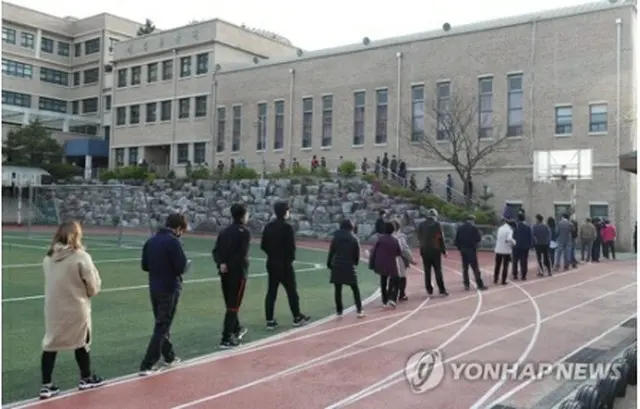 韓国・南東部、蔚山市の中学校に設置された投票所を訪れた有権者＝１５日、蔚山（聯合ニュース）