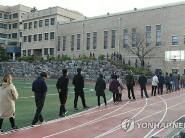 韓国・南東部、蔚山市の中学校に設置された投票所を訪れた有権者＝１５日、蔚山（聯合ニュース）