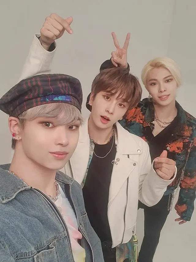 「Newkidd」のジングォン、ユン・ミン、フィが自撮り写真を公開した。（提供:OSEN）