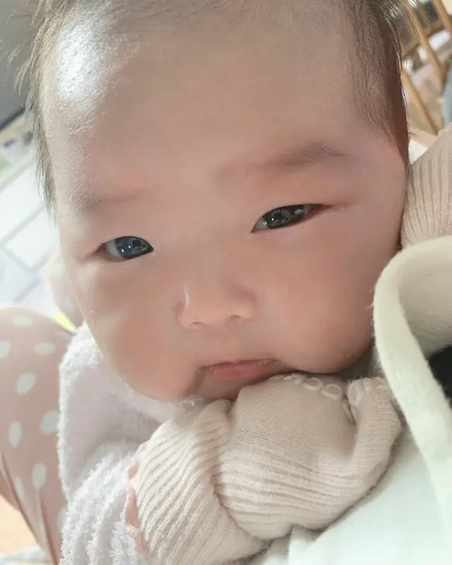 韓国バンド「FTISLAND」メンバーのチェ・ミンファンの妻ユルヒ（元LABOUM）が、第三子で次女のアリンちゃんのかわいい姿を公開して話題になっている。（画像提供:OSEN）