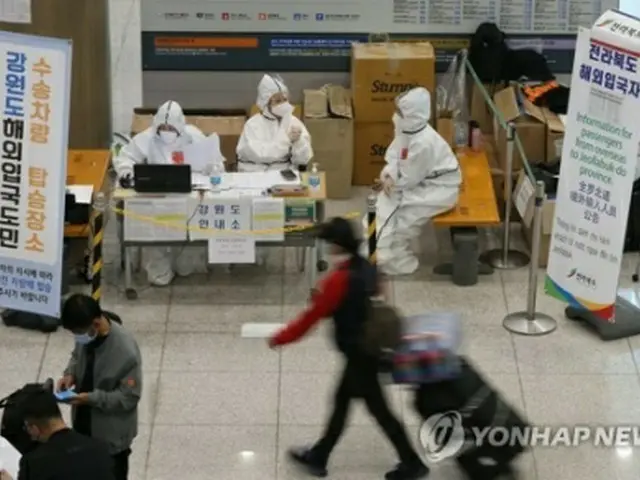 仁川国際空港に設けられた、専用車で各地へ向かう入国者の待合所＝（聯合ニュース）