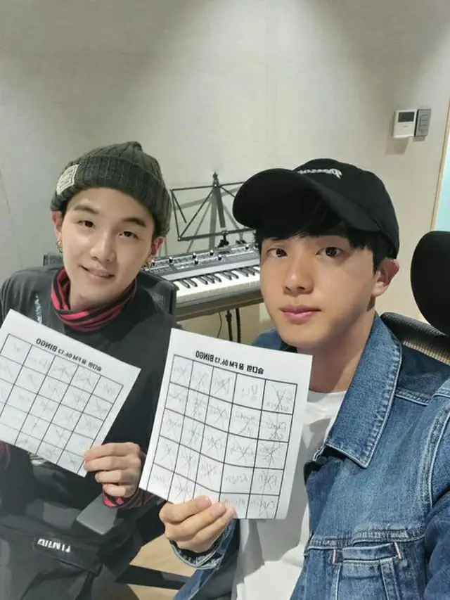 「BTS（防弾少年団）」SUGA＆JIN、10代のようなビジュアルで“ラジオ放送”（提供:OSEN）