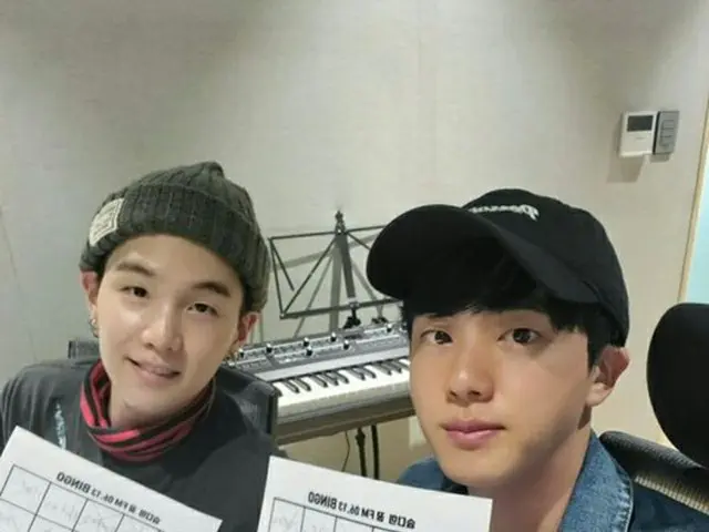 「BTS（防弾少年団）」SUGA＆JIN、10代のようなビジュアルで“ラジオ放送”（提供:OSEN）