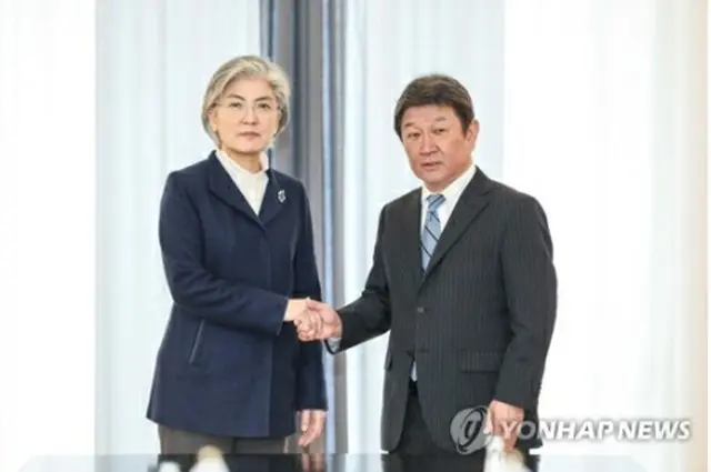 2月15日、ドイツ・ミュンヘンで会談した康氏（左）と茂木氏（韓国外交部提供）＝（聯合ニュース）≪転載・転用禁止≫