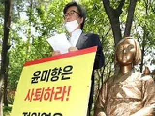 少女像の前で「尹美香氏辞退」の1人デモ＝韓国大邱