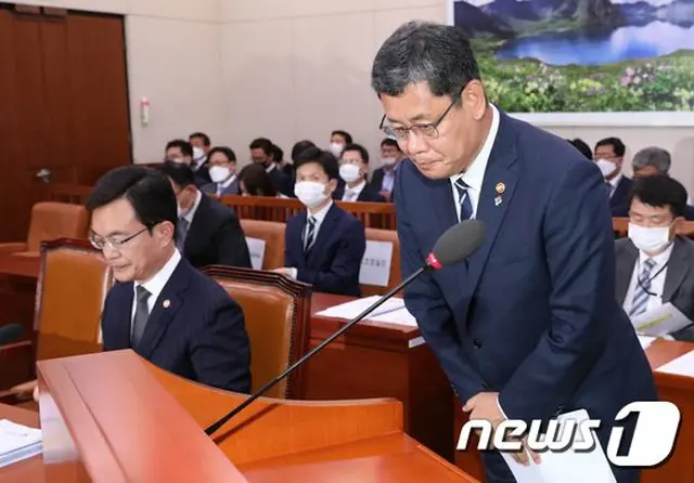 韓国統一部長官 “対北朝鮮のビラでひどい目に遭う” 南北連絡事務所の爆破の知らせには席を立つ（提供:news1）