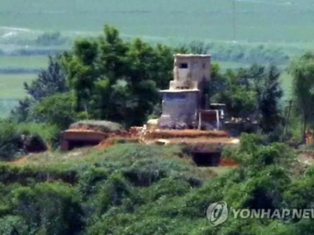 韓国北西部の統一展望台から見える北朝鮮軍の監視所＝１７日、坡州（聯合ニュース）