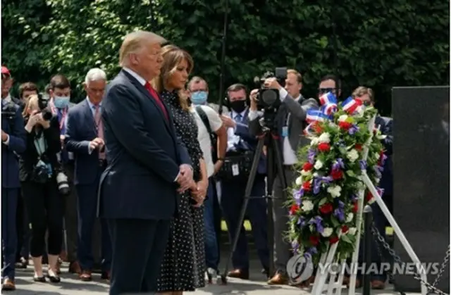 黙とうをささげるトランプ大統領夫妻＝（AFP＝聯合ニュース）