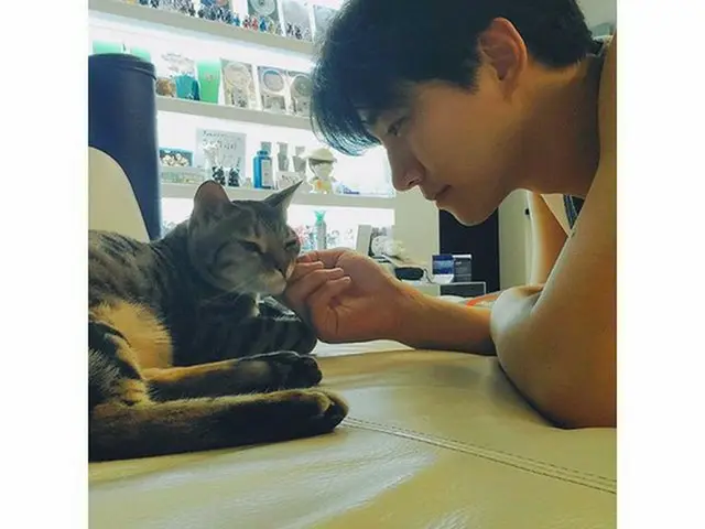 【トピック】「2PM」ジュノ、愛情あふれる眼差しで愛猫を見つめる写真が話題