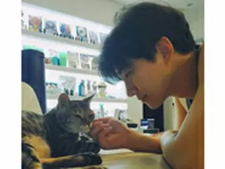 【トピック】「2PM」ジュノ、愛情あふれる眼差しで愛猫を見つめる写真が話題