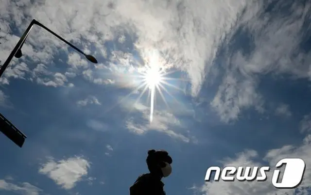 晴れの天気の韓国ソウル。市民がマスクをつけて歩いている（提供:news1）