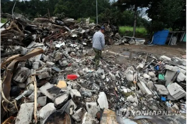 土砂崩れとガス爆発で崩壊した住宅＝3日、忠州（聯合ニュース）